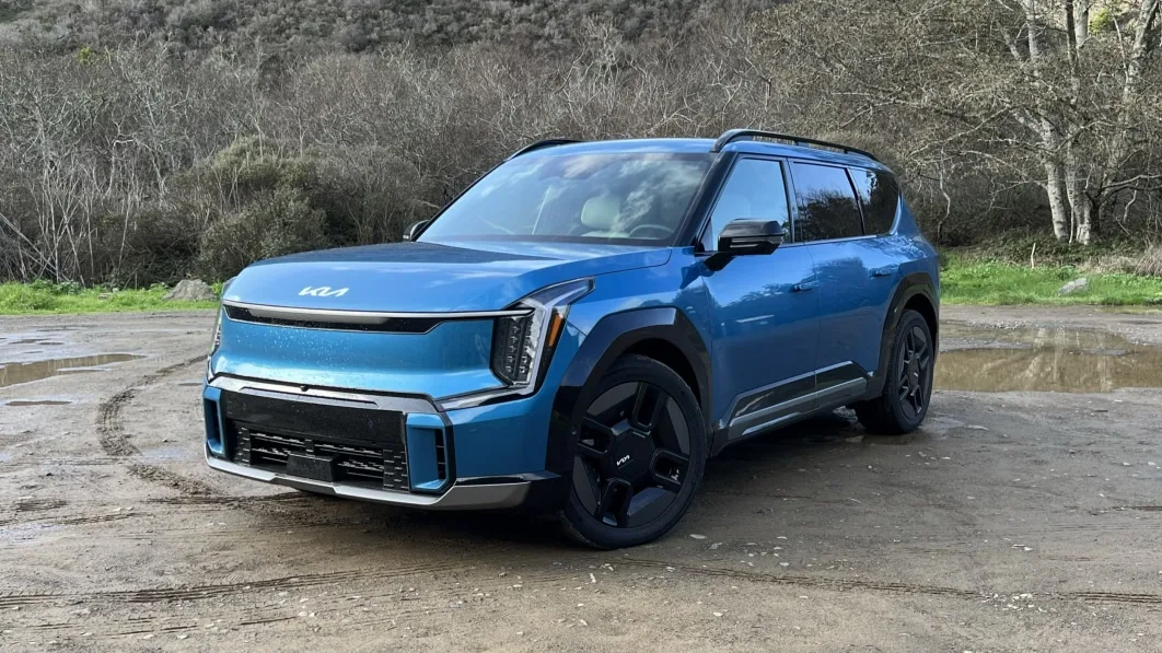 Kia Confirms High-Performance GT Version of EV9 Electric SUV for January Debut