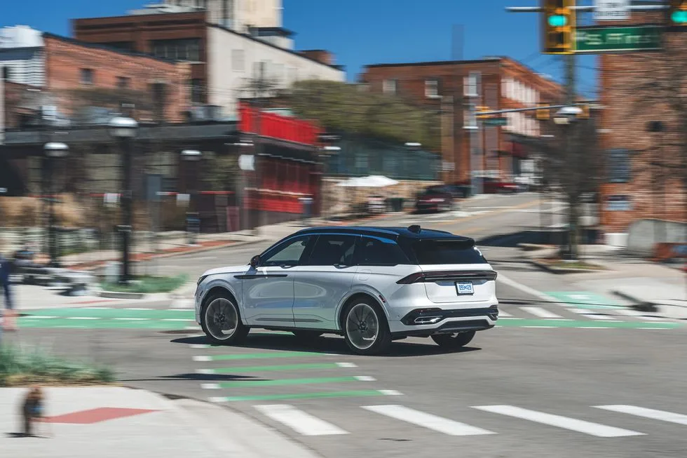 2024 Lincoln Nautilus: A Mid-Size Luxury SUV with a 48-Inch Screen and Hybrid Powertrain