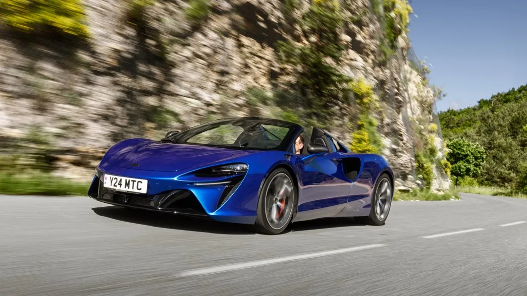 "McLaren Artura Spider: A Convertible Supercar with Updates and Electrification"