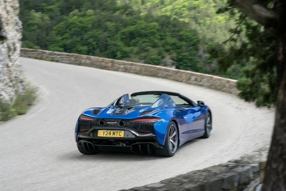 McLaren Artura Spider: A Supercharged Driving Experience in a Convertible