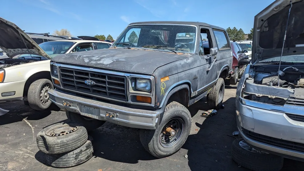 Unearthing a Rare Gem: The Extra-Special 1983 Ford Bronco Found in a Denver Junkyard