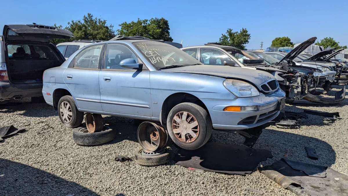 "Exploring the Last-Year Daewoo Nubira Sedan in a California Wrecking Yard"