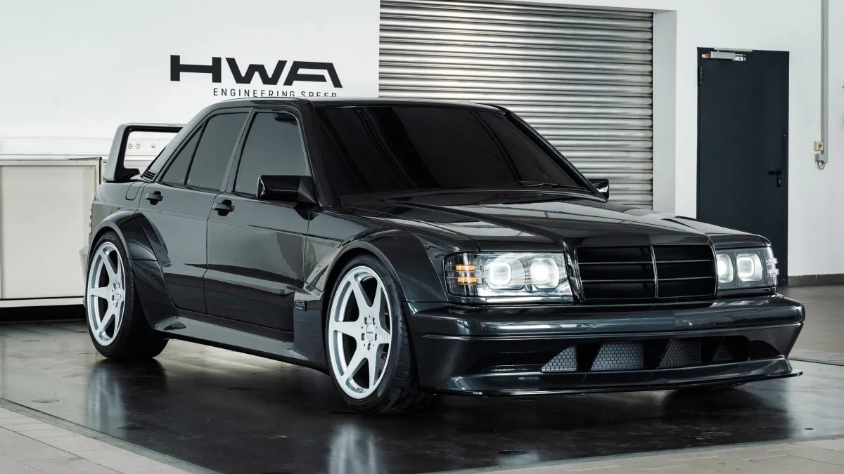 "Meet the Modernized Mercedes-Benz 190 E 2.5-16 Evo II: A Legendary Racer Reimagined"