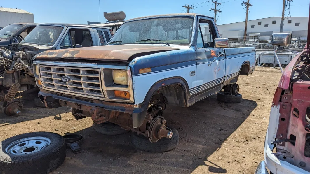 "Uncovering a Well-Preserved 1985 Ford F-150 Explorer in a Colorado Junkyard"