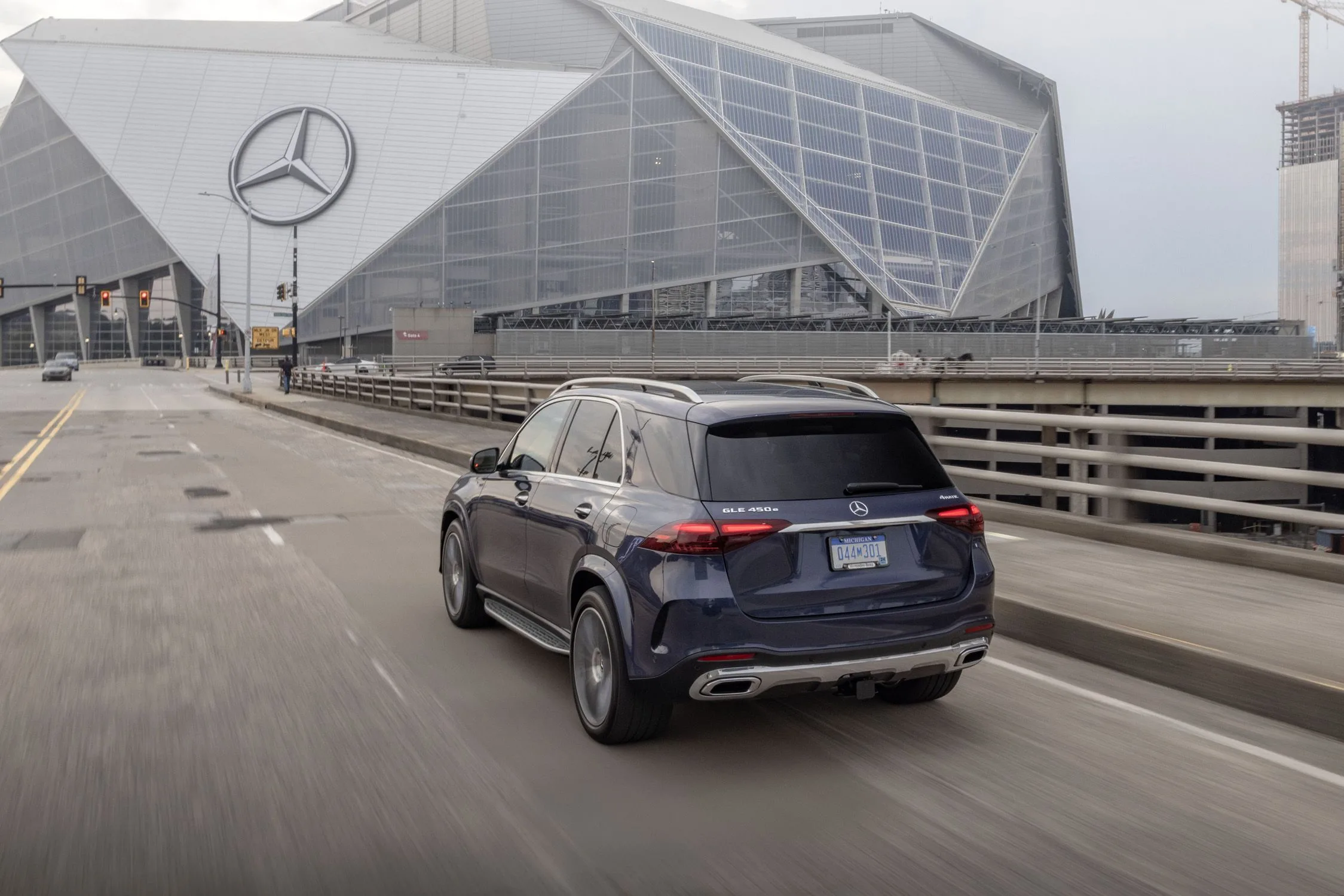 "Mercedes-Benz Quietly Introduces the 2024 GLE450e Plug-In Hybrid SUV with Impressive Electric Range"