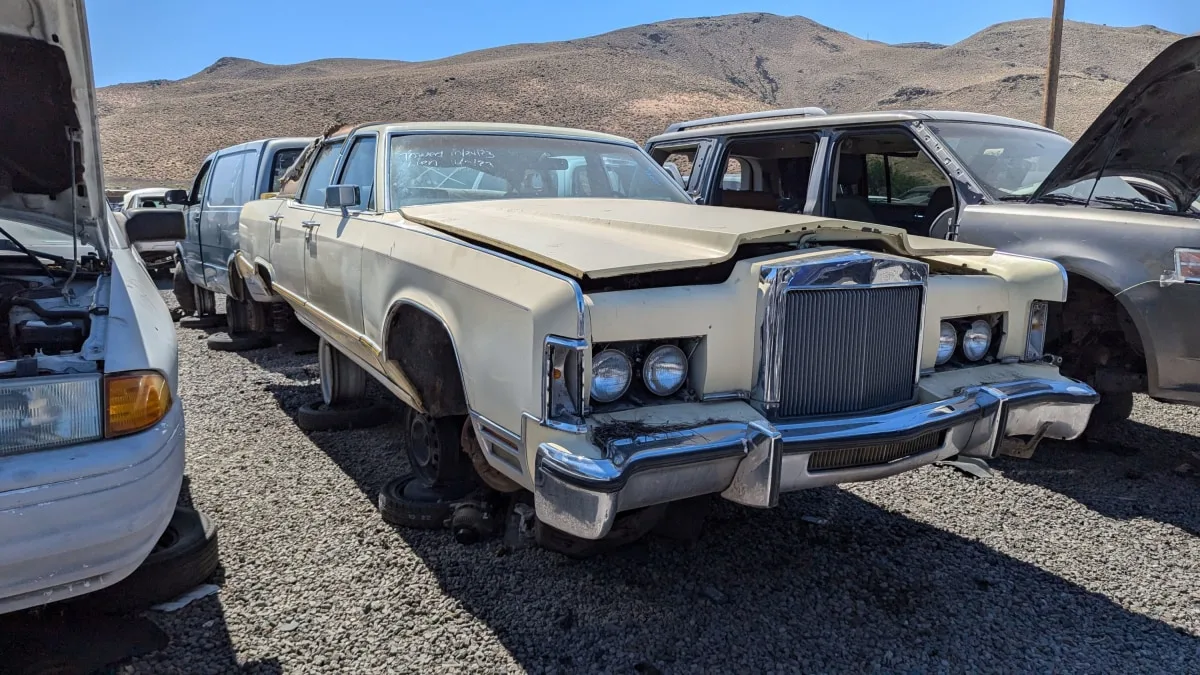 "The Incredible 1979 Continental Town Car: A Classic Luxury Beast Found in a Nevada Boneyard"