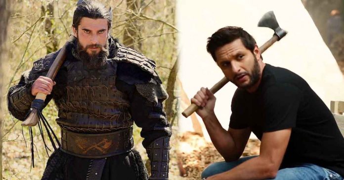 Shahid Afridi Asks Ertugruls Cengiz Coskun Aka Turgut Alp To Teach Him Use Axe 5498