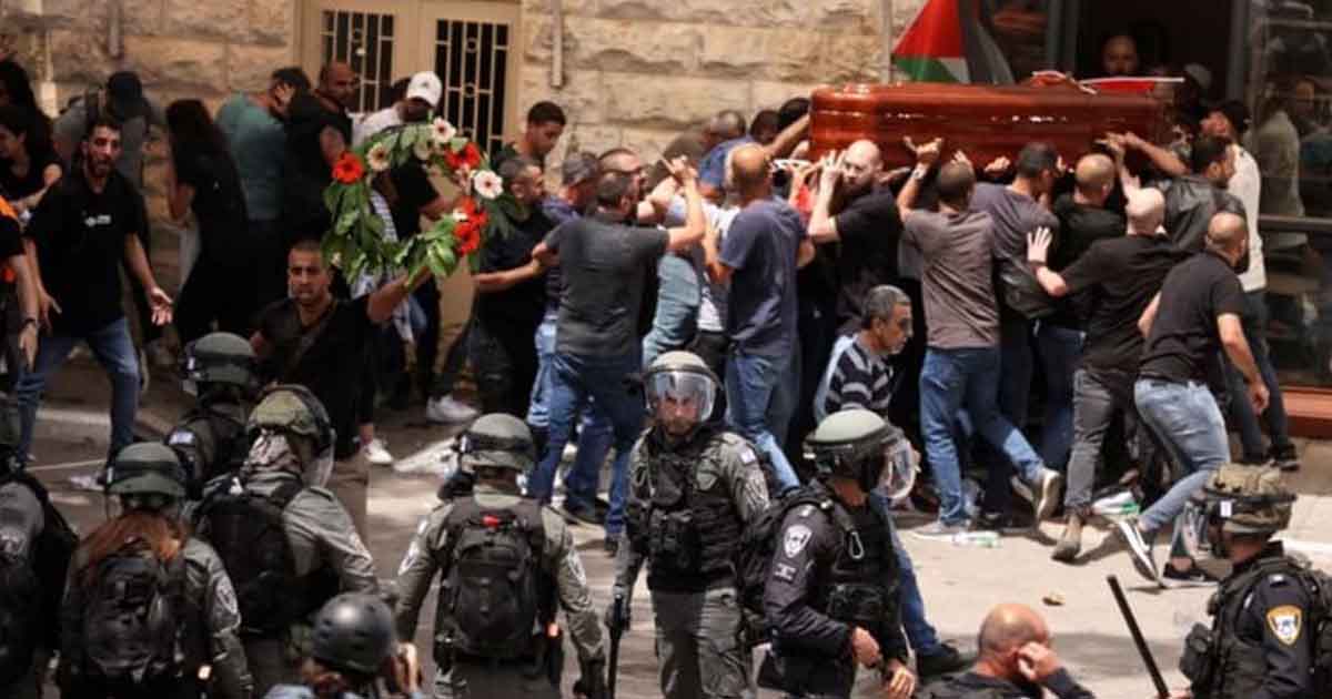 Israeli Police Thrash People At Funeral Of Palestinian Journalist